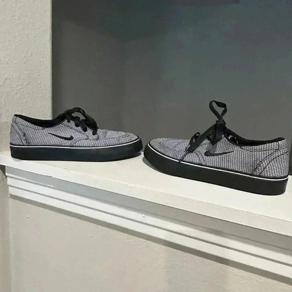 Nike Other - NIKE SB CLUTCH PRM TRAINERS BLACK/WHITE 807409-017 SIZE 4Y